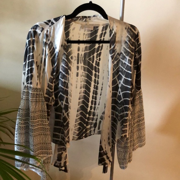 Bell sleeved top - Picture 1 of 4